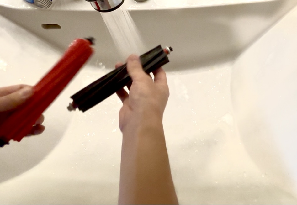 メインラバーブラシ水洗いしている状況